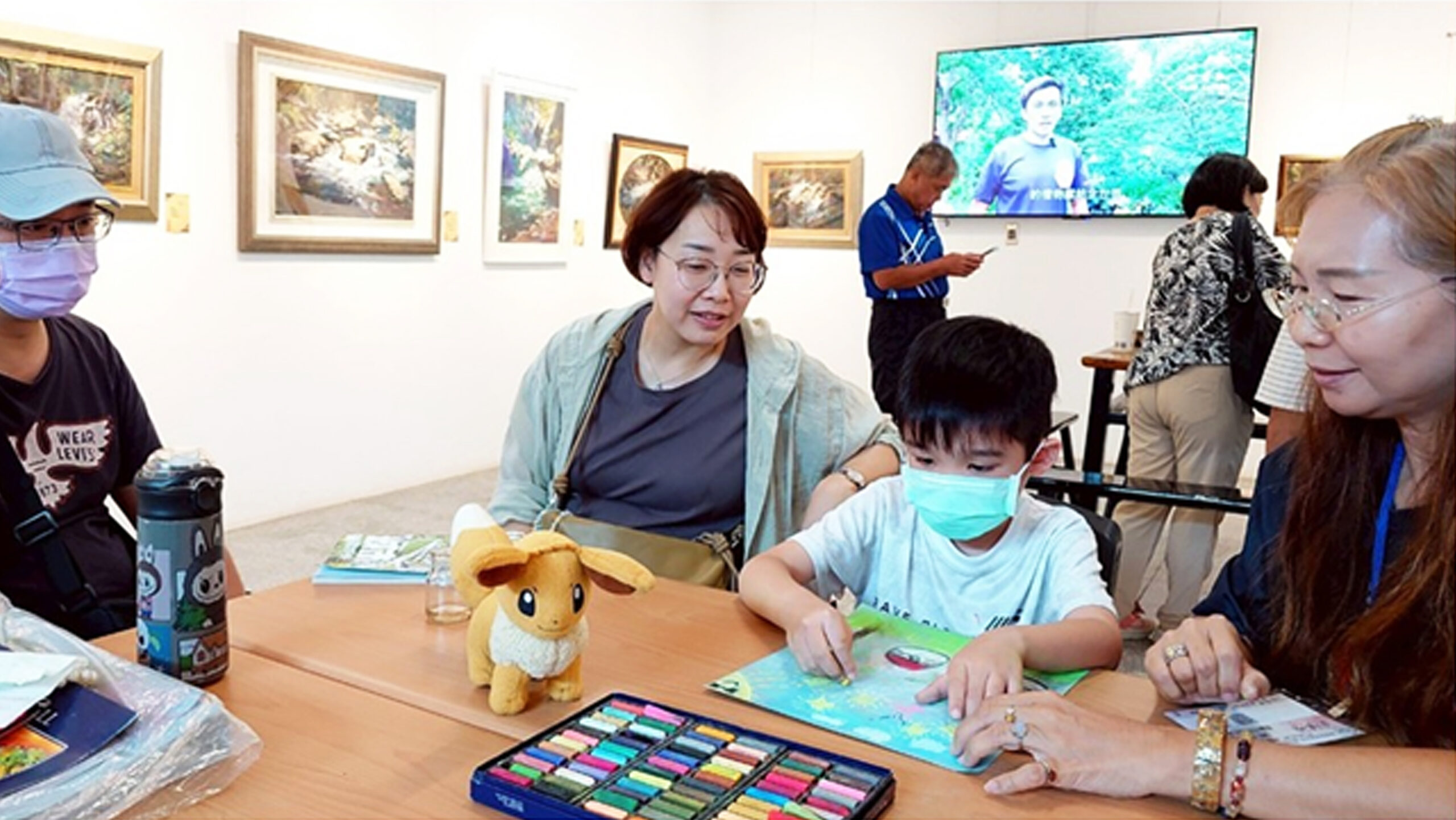 粉彩大爆發！七色多彩綻放 「捨得」藝展共創驚喜！