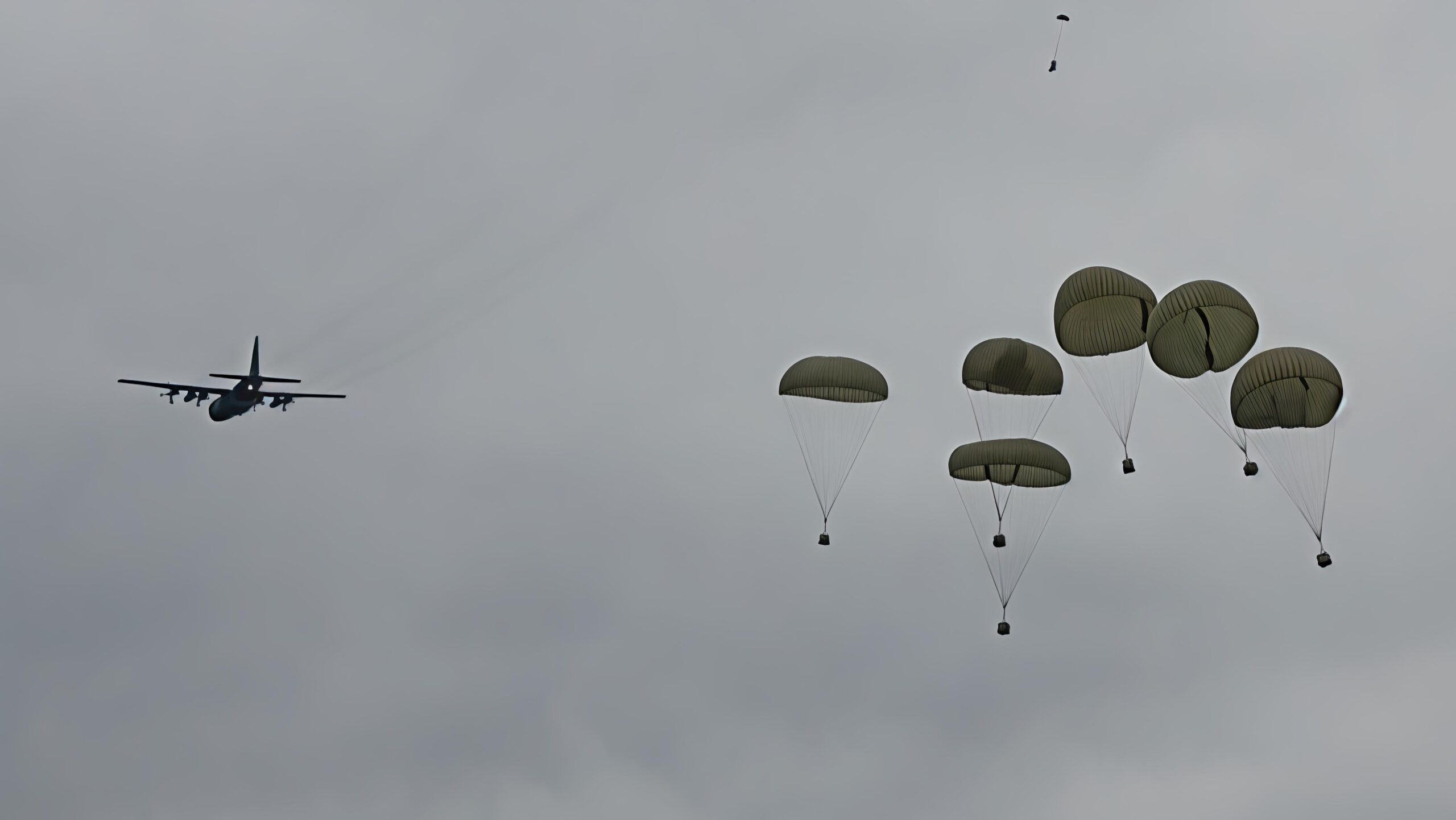 影／陸軍空降中心拂曉空投物資　模擬戰需補給
