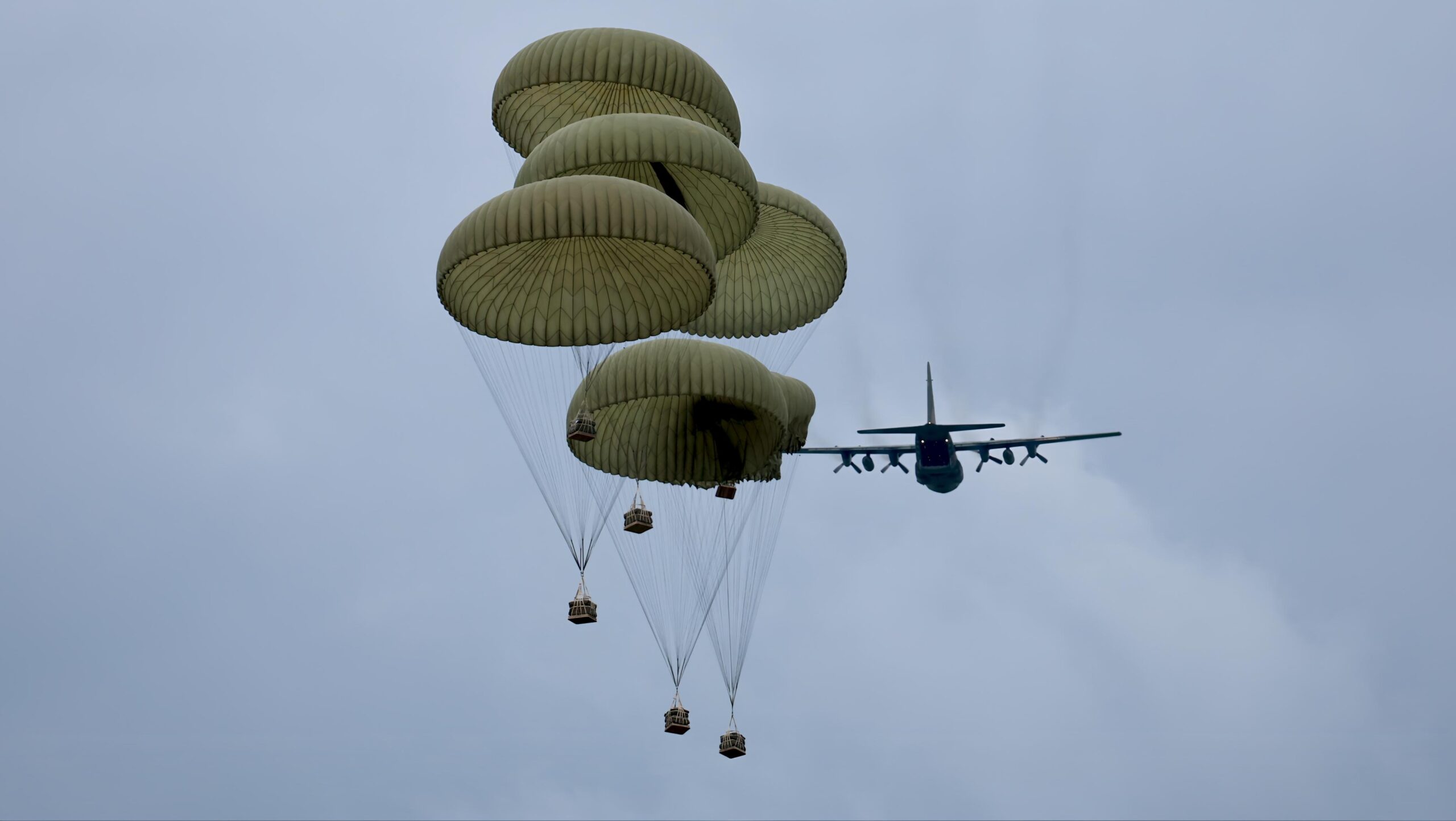 影／陸軍空降中心拂曉空投物資　模擬戰需補給