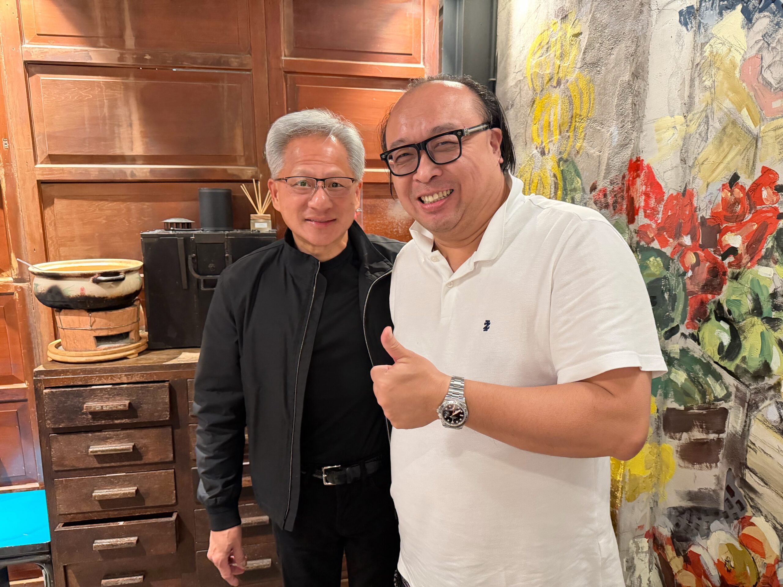 與AI教父 黃仁勳 同場現身!熹萬集團董事長搶買單成焦點 與AI教父 黃仁勳 同場現身!熹萬集團董事長搶買單成焦點