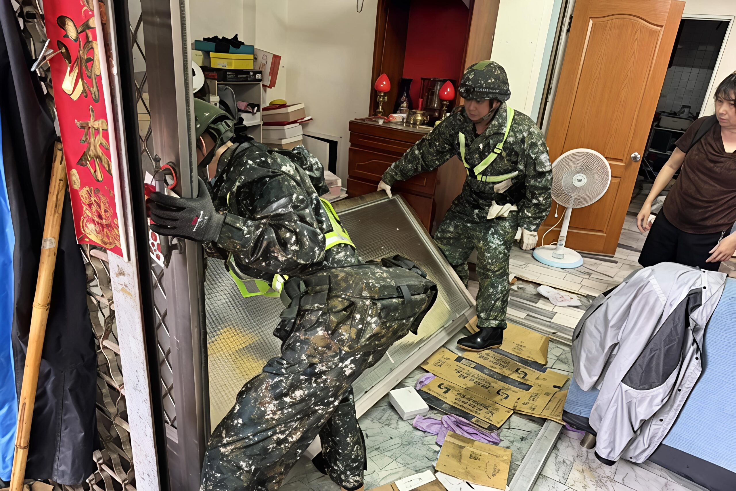 黃偉哲視察安南火場 軍方增派兵力加速家園復原 - 台北郵報 | The Taipei Post 黃偉哲視察安南火場 軍方增派兵力加速家園復原 - 台北郵報 | The Taipei Post