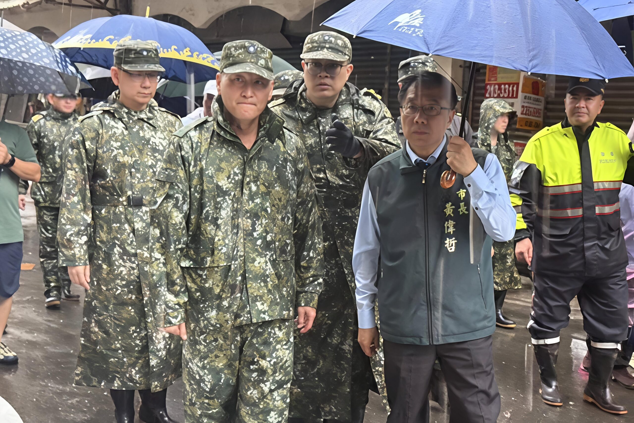 黃偉哲視察安南火場　軍方增派兵力加速家園復原