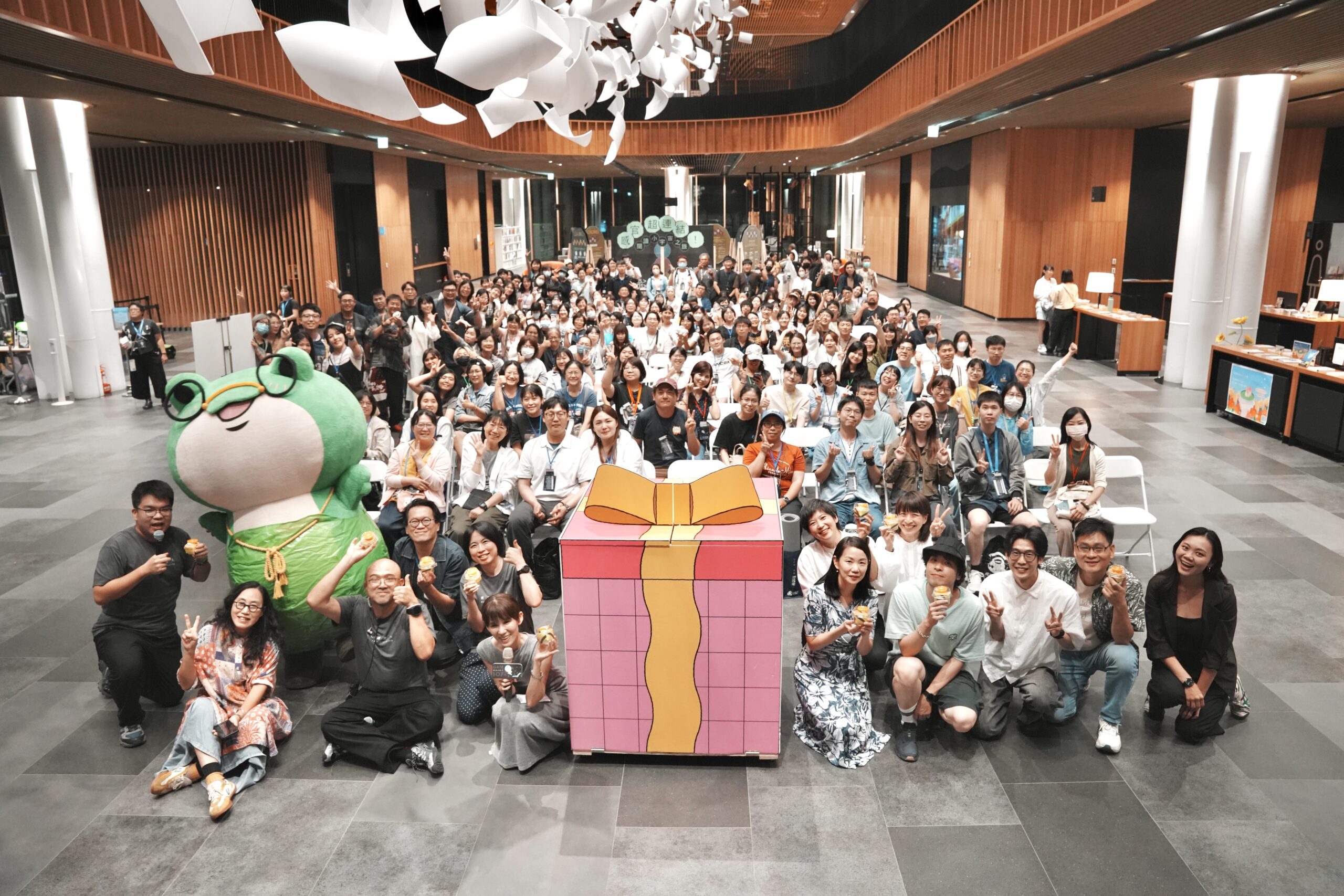 圖書館不打烊!南市圖首度挑戰24小時不休館 近200位市民「閱讀免睡店」一路讀到天亮 - 台北郵報 | The Taipei Post 圖書館不打烊!南市圖首度挑戰24小時不休館 近200位市民「閱讀免睡店」一路讀到天亮 - 台北郵報 | The Taipei Post
