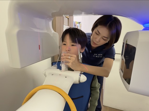 乳牙還沒掉、恆牙卻搶著冒出來？陳雅昀醫師揭開孩子換牙期的「牙齒大亂鬥」